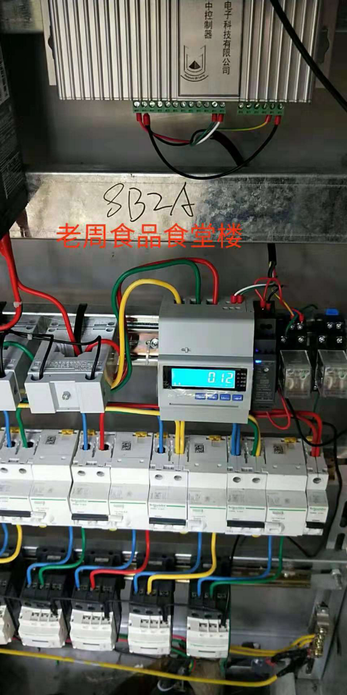 燦陽公司為蘇北某工業(yè)區(qū)100多棟樓宇亮化安裝集中控制器。(圖5)