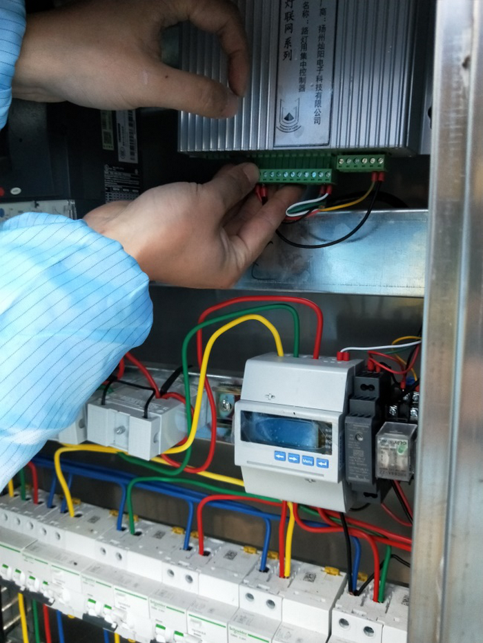 燦陽公司為蘇北某工業(yè)區(qū)100多棟樓宇亮化安裝集中控制器。(圖10)