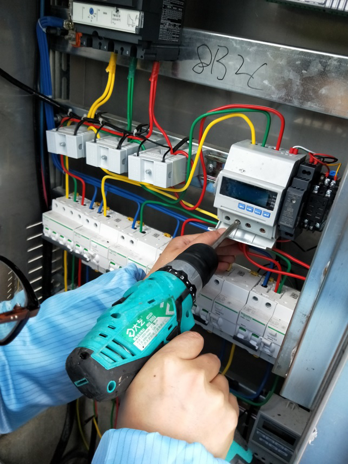 燦陽公司為蘇北某工業(yè)區(qū)100多棟樓宇亮化安裝集中控制器。(圖11)