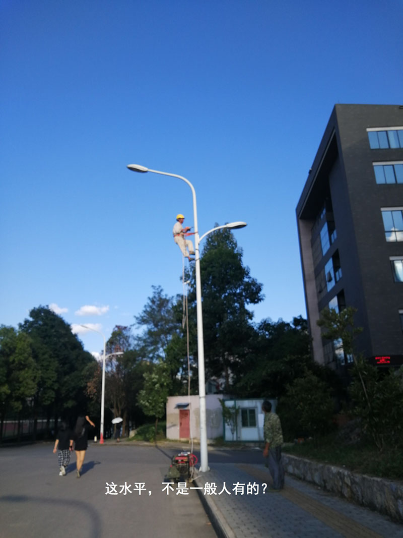 貴州某高校為本校區(qū)內(nèi)600多盞路燈更換LED燈頭及加裝太陽能LORA調(diào)光控制模塊，達到了節(jié)能和智能控制的目的。(圖8)