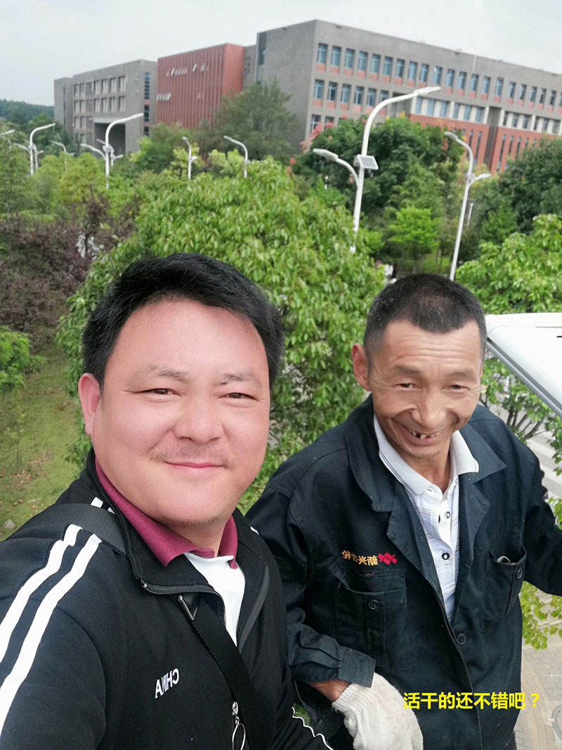 貴州某高校為本校區(qū)內(nèi)600多盞路燈更換LED燈頭及加裝太陽能LORA調(diào)光控制模塊，達到了節(jié)能和智能控制的目的。(圖10)